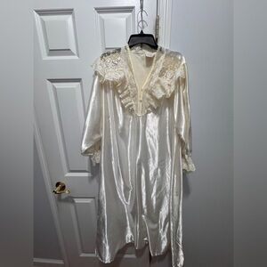 Vintage Elegant Cream Lace-Trimmed Nightgown size large